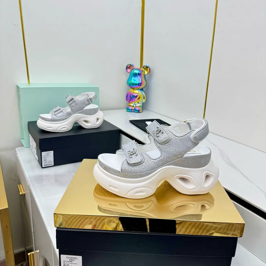👟👟Ex-factory price 680👟👟 Top version... Chanel｜Chanel Xiaoxiang Velcro Beach Slippers Slippers Casual Beach Shoes 25ss Spring and Summer New Style! Beach shoes are a hit all over the internet! The latest model from the counter, I am still willing to buy it on my feet. It must be ranked among the most popular models. It is invincible in all seasons. Various bloggers and Internet celebrities can see the matching styles. Highly recommended. Pearlescent sheepskin upper, sheepskin lining, suede for feet. Original open-molded TPU outsole size: 35-40 (customized for 40 and 41). Full set of original packaging 👉 👉 👉 👉 👉